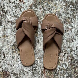 Old Navy Soft Twist Sandal in Nude - Size 7